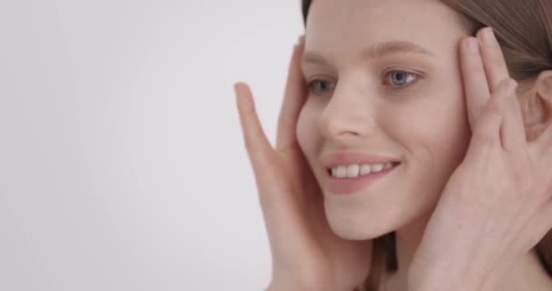 Догляд Шкірою Усміхнена Біла Жінка Натуральним Світлим Волоссям Стоїть Студії — стокове відео