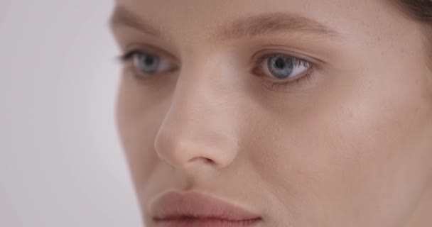 Güzellik Mavi Gözlü Dolgun Dudaklı Stüdyoda Gülümseyen Taze Tenli Sevimli — Stok video