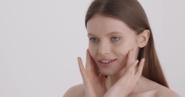 Cura Della Pelle Adorabile Giovane Donna Che Utilizza Cosmetici Professionali — Video Stock