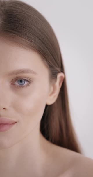 Belleza Femenina Media Cara Hermosa Mujer Joven Con Ojos Azules — Vídeo de stock