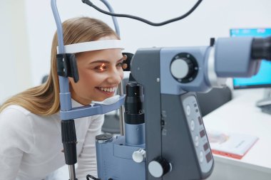 Görme Sınavı. Optimetri ekipmanında kadın görüş kontrolü. Ophthalmology Kliniğinde Dürbünlü Kadın Görme Testi