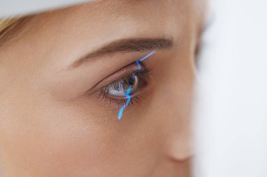 Görme Sınavı. Optimetri ekipmanında kadın görüş kontrolü. Kıza Yakın Çekim Işığa Görsel Tepkisini Kontrol Ediyor. Ophthalmology Tedavi Konsepti