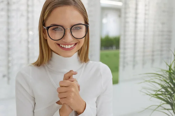 Szemüveges Bolt Pózol Szemüvegnél Látás Korrekcióért Szépség Portré Fiatal Egészséges — Stock Fotó