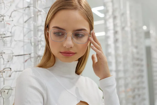 眼鏡店の肖像画のクライアントの女性 ナチュラルフェイスメイクでファッションアイグラスでブロンド女性モデル 良いビジョンコンセプト — ストック写真