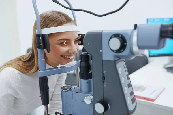 Augenuntersuchung Frau Überprüft Das Sehvermögen Auf Optometriegeräten Frau Erhält Sehtest — Stockfoto