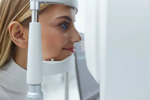 Synundersökning Kvinnlig Kontroll Eye Vision Optometri Utrustning Sidovy Blond Flicka — Stockfoto