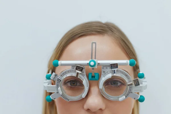 Test Wzroku Zbliżenie Portret Blondynki Młodej Kobiety Optometrist Trial Frame — Zdjęcie stockowe