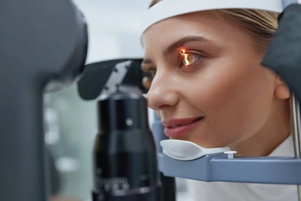 Exame Visão Mulher Que Verifica Visão Olho Equipamento Optometria Verificação — Fotografia de Stock