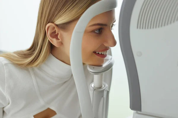Synundersökning Kvinnlig Kontroll Eye Vision Optometri Utrustning Kvinnlig Patient Syndiagnostik — Stockfoto