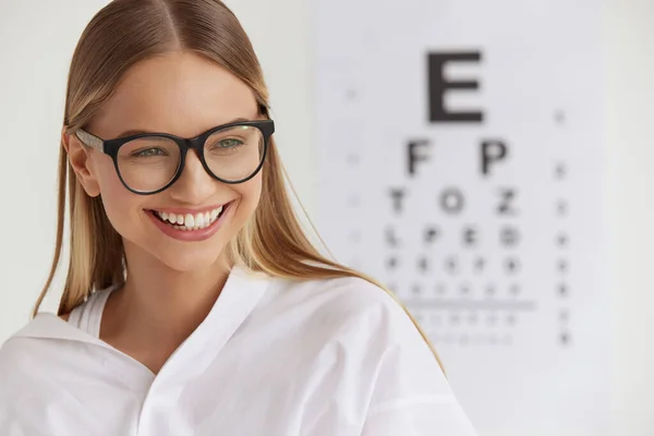 Optometría Visión Chica Sonriente Oficina Oftalmología Hembra Sonriente Saludable Con —  Fotos de Stock