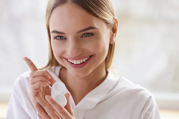 Lente Contacto Para Visión Cara Femenina Con Lente Contacto Lente —  Fotos de Stock