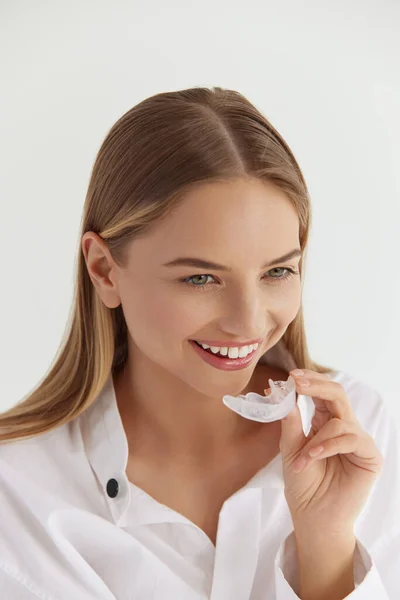 Branqueamento Dos Dentes Mulher Com Sorriso Branco Usando Aparelhos Removíveis — Fotografia de Stock