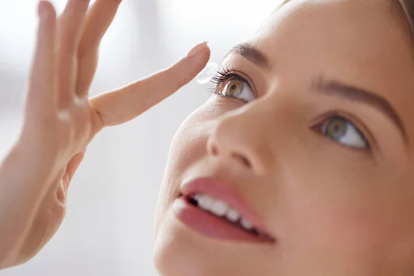 Augenpflege Lächelnde Frau Mit Kontaktlinse Auf Finger Nahaufnahme Lächelnde Dame — Stockfoto