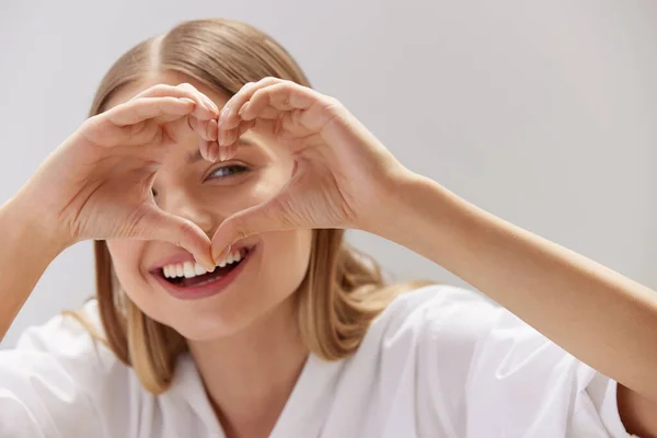 Ojos Visión Saludables Mujer Sosteniendo Las Manos Forma Corazón Cerca — Foto de Stock