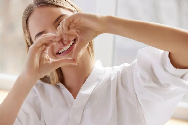 Diente Sano Mujer Sonriente Mostrando Corazón Signo Ingenio Manos Hermosa — Foto de Stock