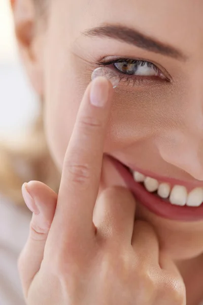 Kontaktlinse Lächelnde Frau Mit Augenkontakt Auf Den Augen Ausgeschnittener Blick — Stockfoto