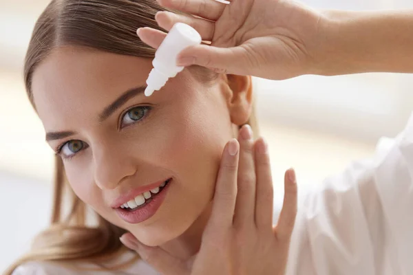 Visión Oftalmología Medicina Hermosa Mujer Aplicando Gotas Para Los Ojos — Foto de Stock