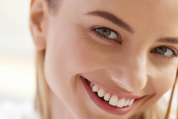 Mulher Sorri Closeup Bela Menina Feliz Com Sorriso Perfeito Dentes — Fotografia de Stock