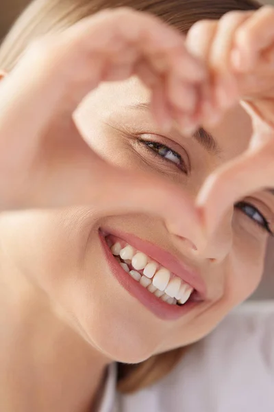 Occhi Visione Sani Ritratto Bella Donna Felice Che Tiene Mani — Foto Stock