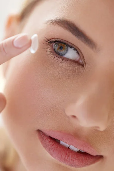 Hubungi Eye Lens Smiling Woman Apying Eye Contacts His Eyes — Stok Foto