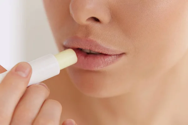 Lippenpflege Großaufnahme Einer Jungen Frau Die Studio Hygienebalsam Auf Ihre — Stockfoto