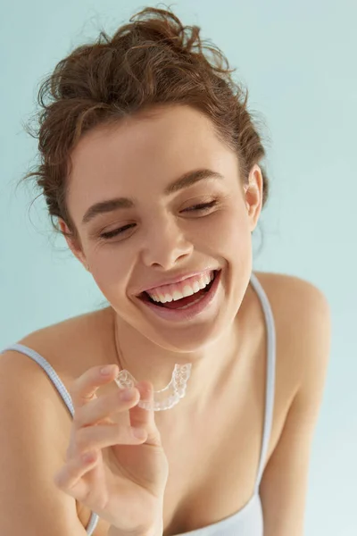 Zubařská Péče Veselá Mladá Žena Zubatým Úsměvem Tváři Držící Silikonovou — Stock fotografie