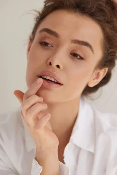 Cuidado Piel Labios Mujer Caucásica Segura Con Cabello Castaño Aplicando — Foto de Stock