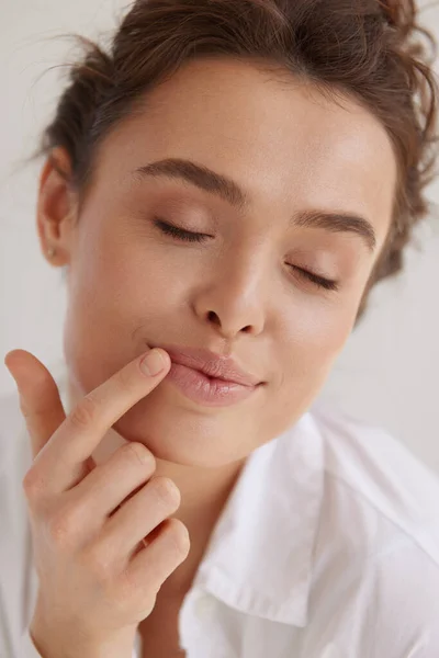 Lips Care Attractive Caucasian Woman Closed Eyes Holding Finger Her — Stock Photo, Image