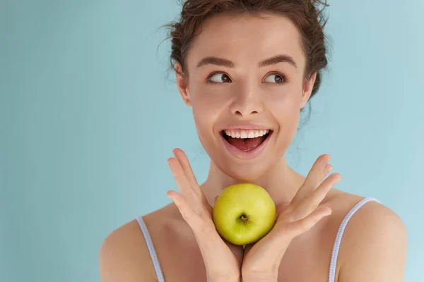 緑のリンゴを持つ女性 手に新鮮な緑のリンゴを持ちながら 口を開けて脇を見る自然の美しさを持つ楽しい白人女性 栄養とビタミンの概念 — ストック写真