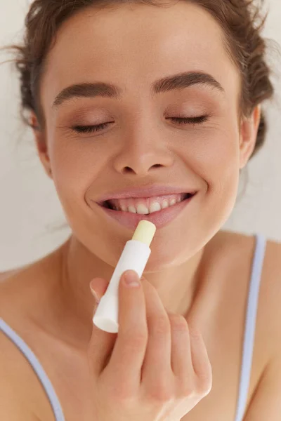 Læberne Passer Positiv Ung Kvinde Med Lukkede Øjne Anvender Læbestift - Stock-foto