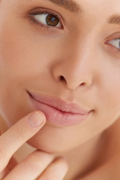 Lippenpflege Schöne Kaukasische Frau Mit Natürlichem Make Die Mit Dem — Stockfoto