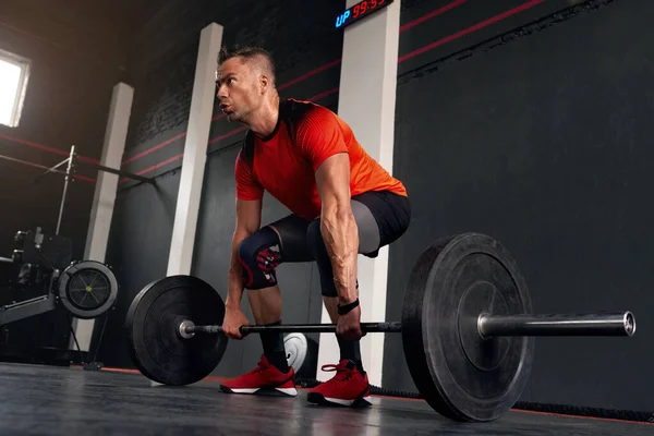 Athletic Man Making Weightlifting Powerlifting Working Arms Chest Muscles Muscular — Stockfoto