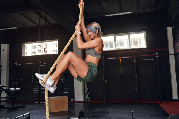 Woman Performing Rope Climbs Gym Performance Agility Biceps Strong Energetic — Foto de Stock