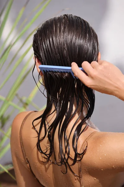 Hair Beautiful Brunette Woman Brushing Her Wet Hair Back View — 스톡 사진