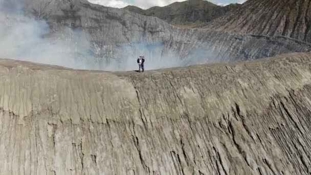 Selfie Volcano Hikers Couple Take Selfie Mobile Phone Background Mount Vídeo De Stock