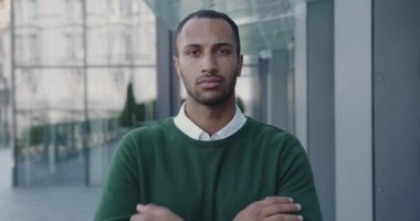 İş Merkezi 'nin dışında duran, ciddi, çok ırklı bir kameranın portresi. Yakışıklı iş adamı kendine güveni tam. Yavaş Hareket 