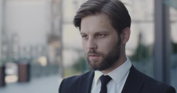 Retrato Adulto Empresário Olhando Câmera Sozinho Homem Negócios Masculino Bem — Vídeo de Stock