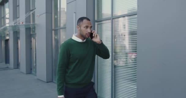 Empresario Multiracial Confiado Hablando Smartphone Caminando Calle Persona Negocios Sosteniendo — Vídeos de Stock