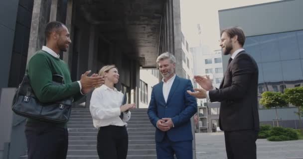 Affärspartners Applåderade Varandra Efter Lyckad Affär Lagkamrater Står Gatan Nära — Stockvideo