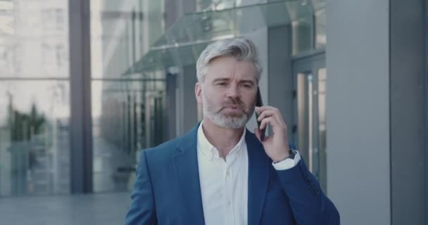 Business Person Holding Smartphone Tijdens Pauze Een Zakenman Die Mobiel Stockvideo