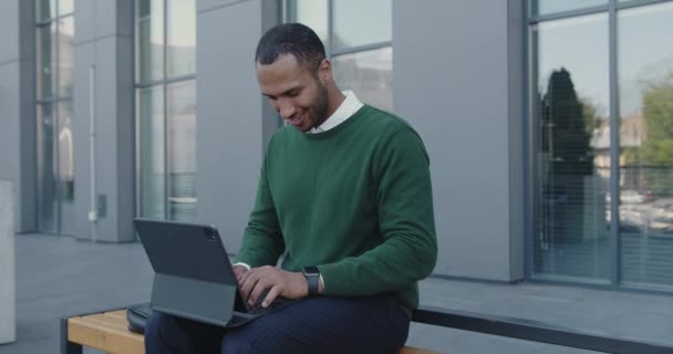 Positieve Kantoormedewerker Die Buiten Aan Tablet Werkt Multiraciale Man Zoek Stockvideo's