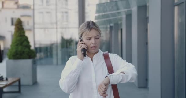 Mature Businesswoman Talking Smartphone Lihat Watch Runs Work Place Wanita — Stok Video