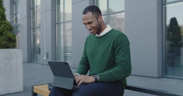 Happy Office Manager Werken Aan Tablet Buiten Multiraciale Man Bereidt — Stockvideo