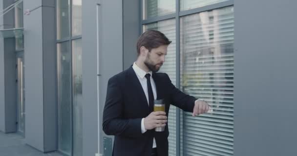 Biznesmen Trzymający Kawę Przerwie Biznesmen Chodzący Ulicą Patrzący Zegarek Dojrzały — Wideo stockowe