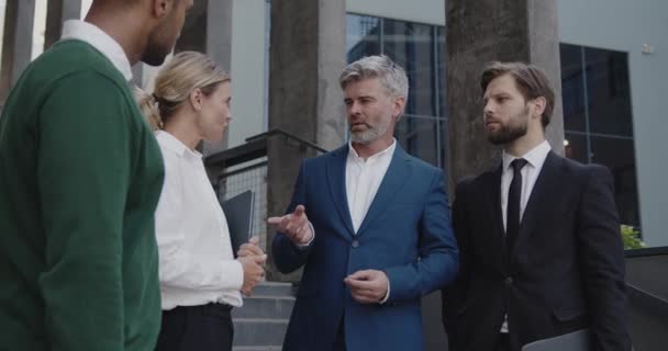 Uomini Affari Che Discutono Vicino Office Street Bella Sorridente Coworkers — Video Stock