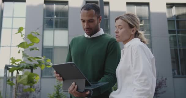 Multiracial Positive Man Adult Woman Holding Tablet Talking Inglés Empresarios — Vídeo de stock