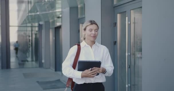 Erwachsene Geschäftsfrau Mit Laptop Schaut Auf Uhr Läuft Zur Arbeit — Stockvideo