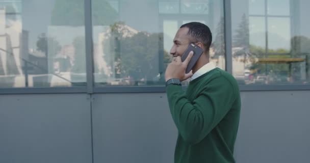 Empresario Multiracial Hablando Móvil Caminando Calle Persona Negocios Sosteniendo Smartphone Clip De Vídeo