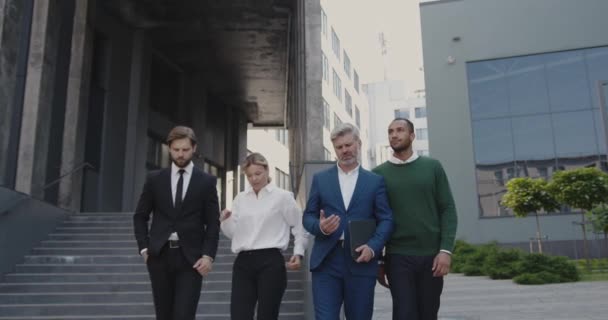 Επιχειρηματίες Πάνε Από Δουλειά Στο Διάλειμμα Τέσσερις Εταίροι Στην Επίσημη — Αρχείο Βίντεο