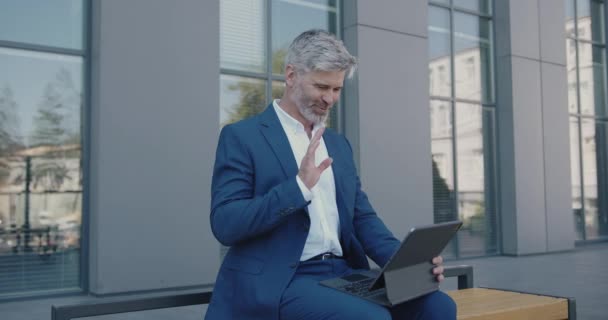 Grey Haired Man Executive Sorrindo Confiante Enquanto Fazendo Chamada Vídeo Vídeos De Bancos De Imagens Sem Royalties